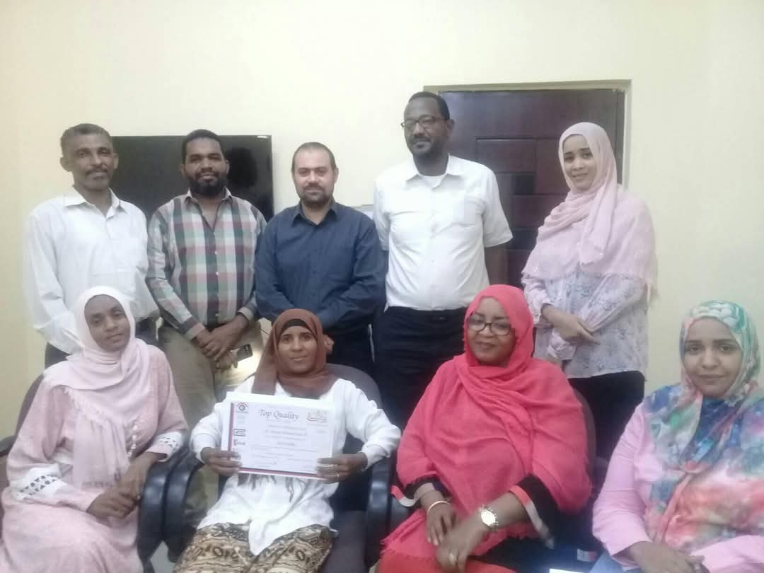 صورة جماعية تذكارية مع متدربي الدورة الرابعة في القراءة السريعة
