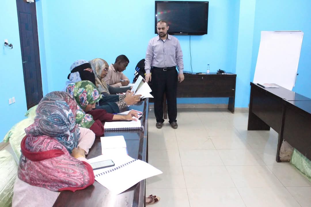 جلسة تدريبية تفاعلية في الدورة الثانية للقراءة السريعة